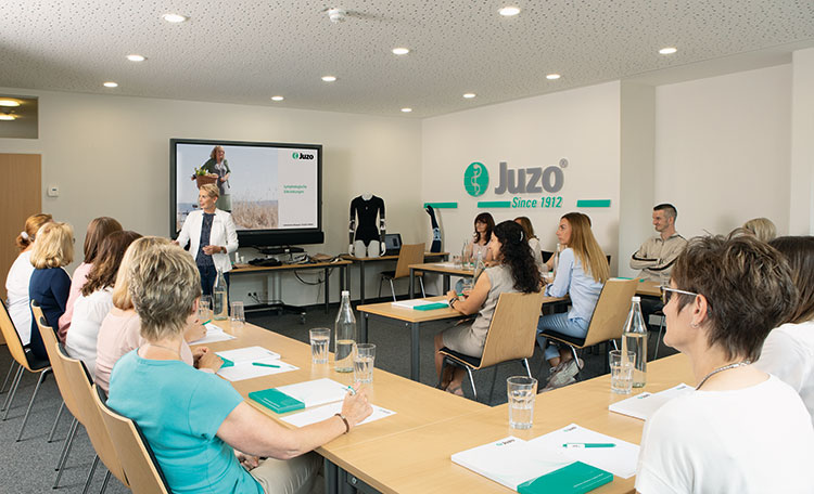 Personen sitzen im einem Vortrag