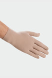 Hand mit ScarComfort Fine-Handschuh in der Farbe Beige