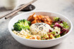 Eine leckere Bowl mit Reis und Gemüse in einer weißen Schale