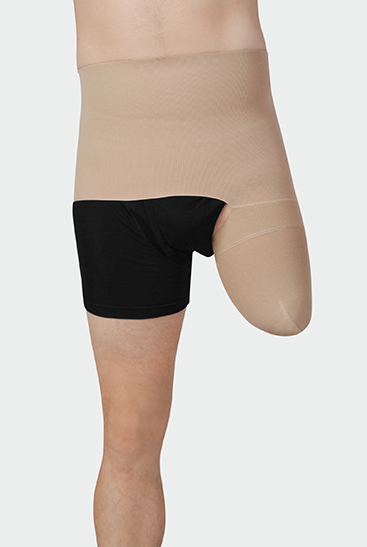 Productfoto Juzo bovenbeenstompkous met broek Man draagt Juzo bovenbeenstompkous met broek