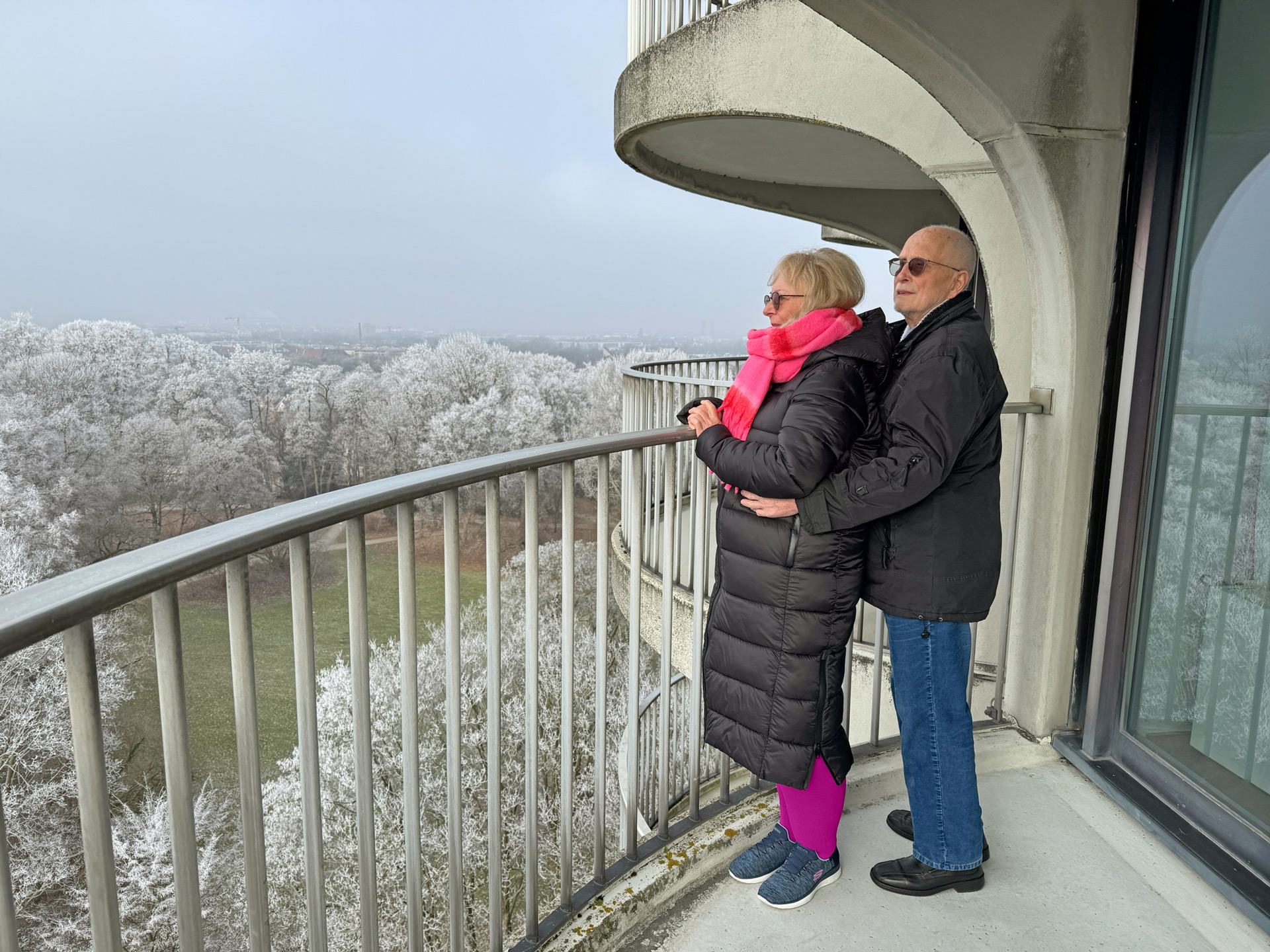 Uschi und ihr Mann genießen die Aussicht vom Balkon