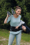 Vrouw met kind draagt JuzoPro Lumbal Plus 
