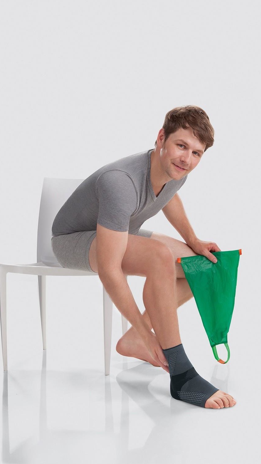 Aan- en uittrekhulpmiddelen Man gebruikt aantrekhulpmiddel