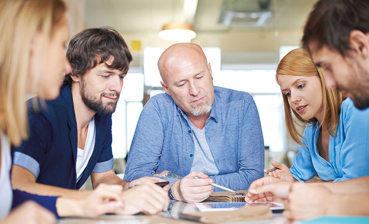 Personen besprechen etwas