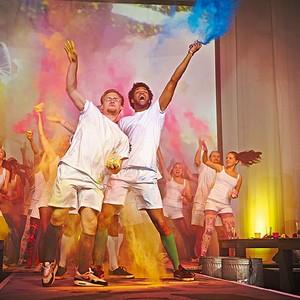 Männer auf der Bühne beim Festival der Farben, 2014