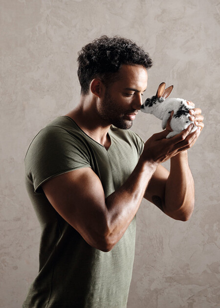 L'homme fort fait des câlins à un adorable petit lapin