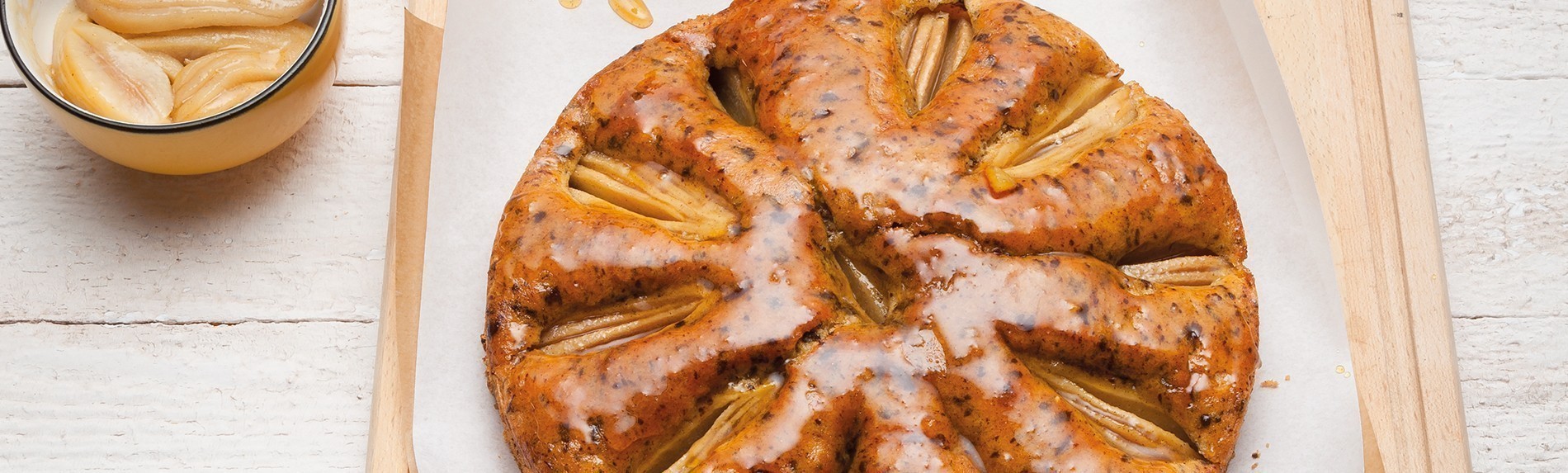 Encabezado Pastel de peras especiadas con nuez moscada en una tabla de madera