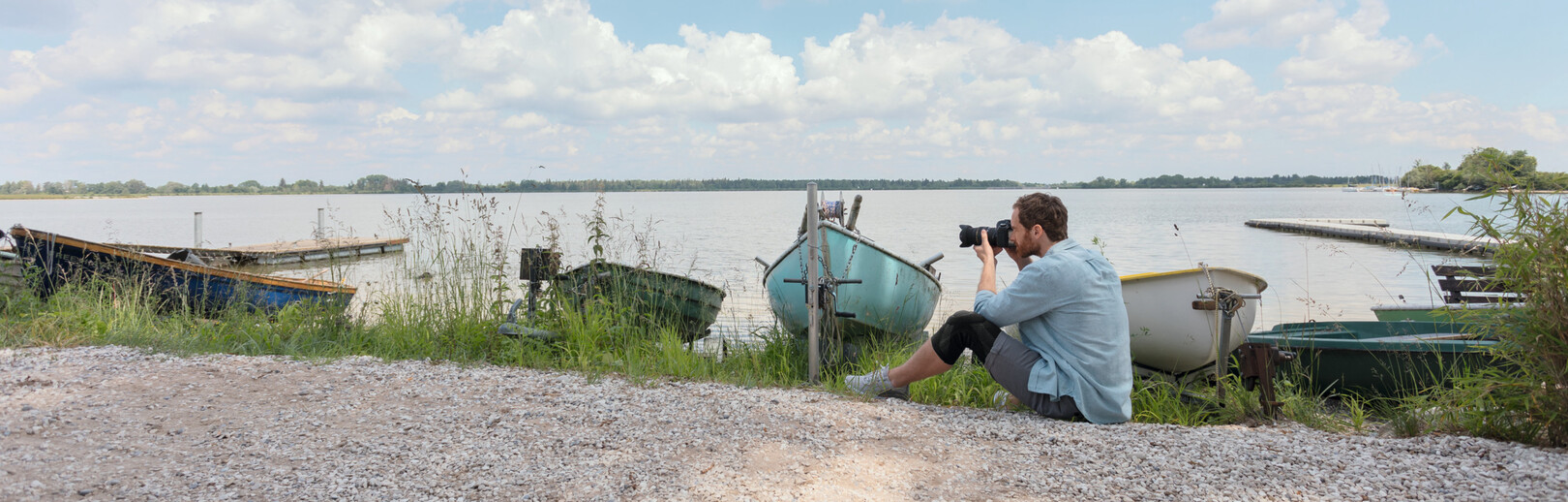 Fotograf ze stabilizatorem miękkim kolana Genu Xtra nad jeziorem Fotograf ze stabilizatorem miękkim kolana Genu Xtra nad jeziorem