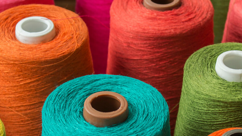 Bobines contenant des fils de différentes couleurs