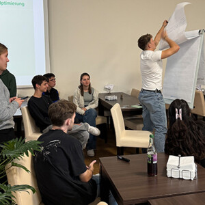 Die Azubis sitzen bei einem Workshop