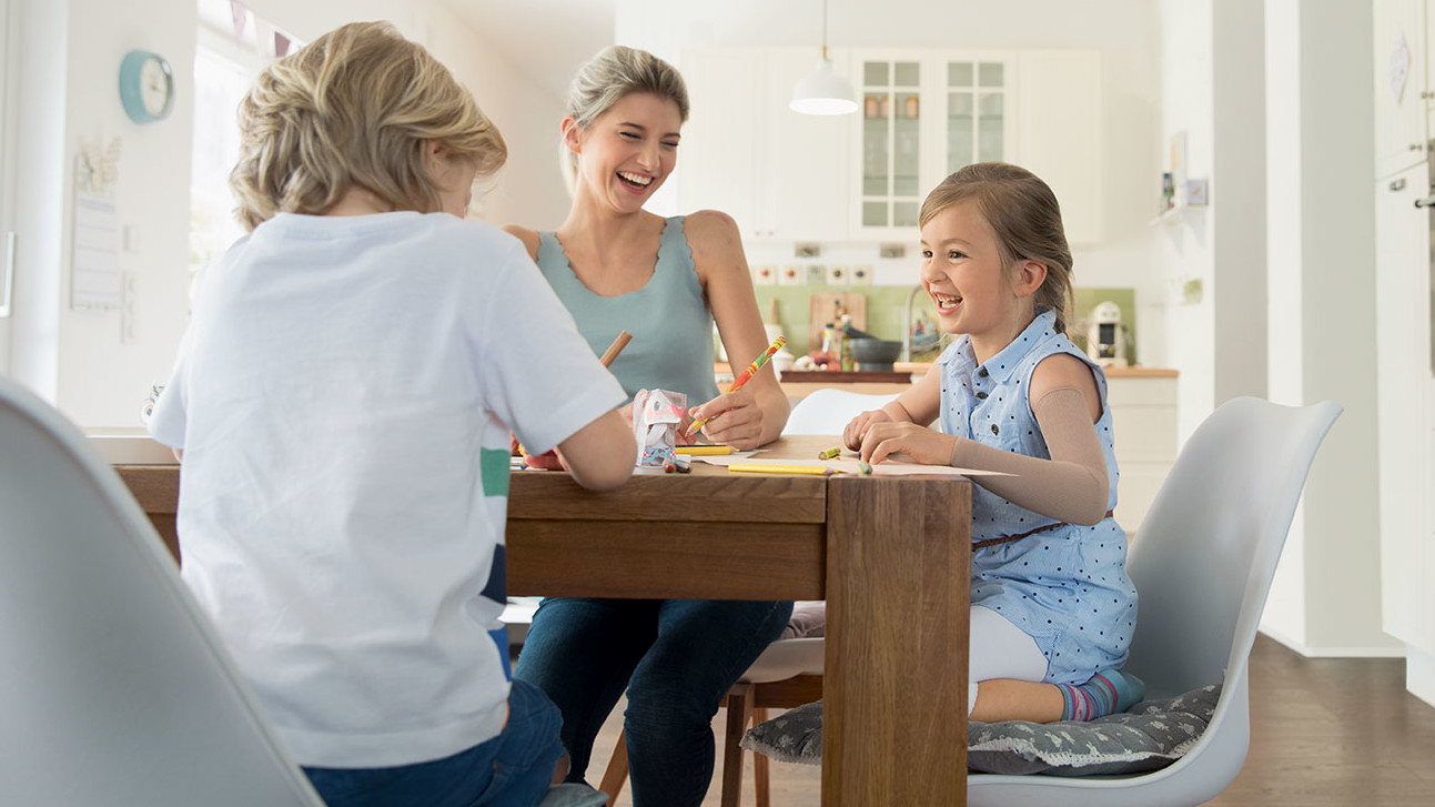 Mainteaser Terapia blizn Dziecko siedzi przy stole