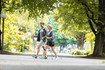 Mann und Frau beim Nordic Walking