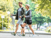 Hombre y mujer practicando marcha nórdica