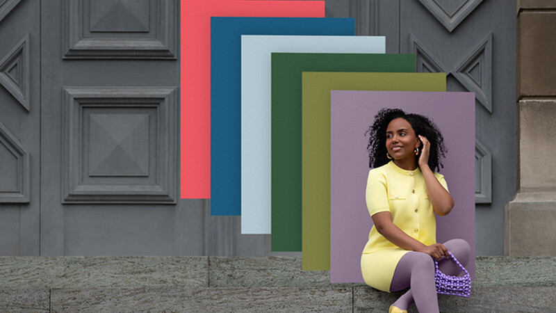 A woman is sitting on a flight of stairs wearing colour-coordinated compression garments; behind her are overlapping patches of colour in various trendy shades. A woman is sitting on a flight of stairs wearing colour-coordinated compression garments; behind her are overlapping patches of colour in various trendy shades.