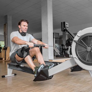 Mann im Fitness-Studio mit Patella Xtec Plus