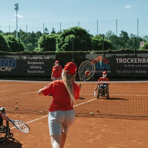 Tennisspielen im Grenzenlos Camp