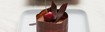 Minilagkager med kirsebær og kakao på en tallerken