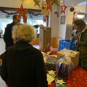 Geschenkübergabe beim Paulihof