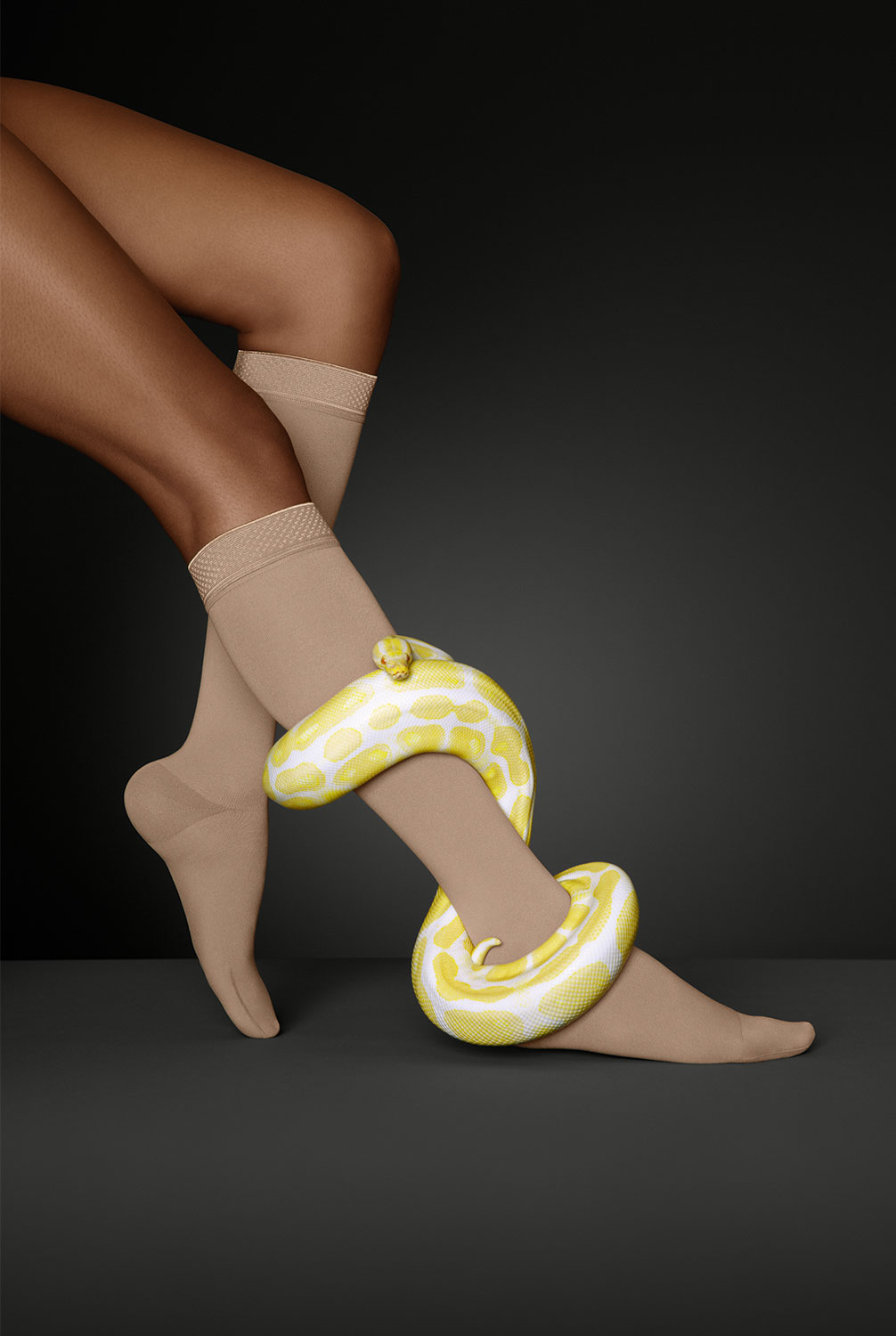 Lifestyle image Juzo Move  Juzo Move calf sock with yellow snake