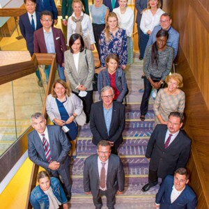 Gruppenbild 2. Wiener Lymphologisches Symposium von hinten links: Prim. PD Dr. med. Christoph Ausch, Dr. med. Johannes Steinbacher, Dr. med. Ines Tinhofer, Josef Strobl. Juzo, Prim. Prof. Dr. med. Boris P. Todoroff, Assoc.-Prof. PD Dr. med. Chieh-Han John Tzou, MBA, Prof. Dr. med. Joon Pio Hong, Prim. Dr. med. Silvia Brandstätter, Dr. med. Julia Roka-Palkovits, Natalia Krzesniak, Dr. med. Dragana Bojinović-Rodić, Dr. med. Manon Czedik-Eisenberg, Prof. Hon. Dr. med. Manuel E. Cornely, Ao. Univ.-Prof. Dr. med. univ. Kornelia Böhler, Pamela A. Nono Nankam, PHD, Dr. med. Brigitte Obermayer, MBA, Prim. Dr. med. Christian Ure, Dr. med. Gabriele Faerber, Andreas Wittlinger, Ao. Univ.-Prof. Dr. med. univ. Erich Brenner, Dr. med. Michael Mickel, Dr. med. Nina Hüttinger, Dr. med. Balázs Mohos